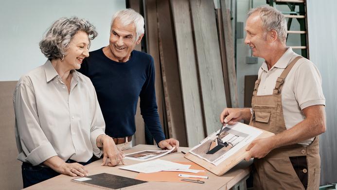 Raumplanung und Beratung Älteres Paar wird vom #Branche1# beraten - Raumplanung