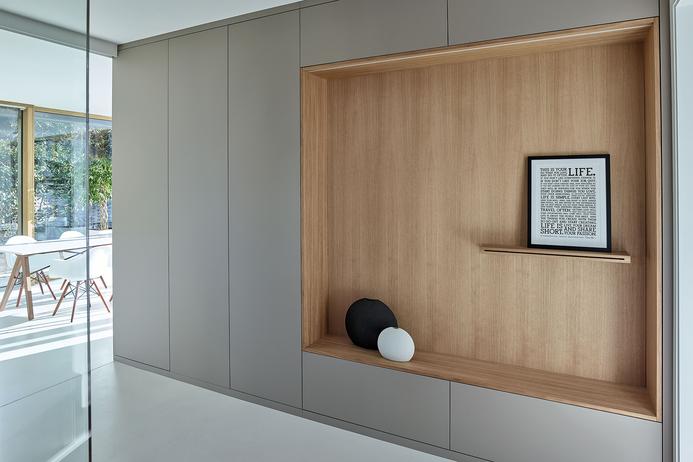 Holz-Wandeinlass - Hersteller Egger Offener Wandbereich aus Holz mit Regal