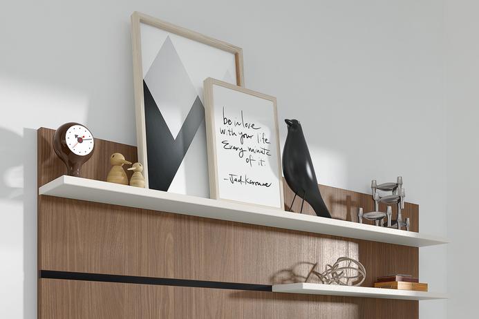 Hängeregal - Hersteller Egger Hängeregal aus Holz mit Bildern und Deko