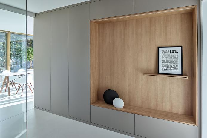 Holz-Wandeinlass - Hersteller Egger Offener Wandbereich aus Holz mit Regal